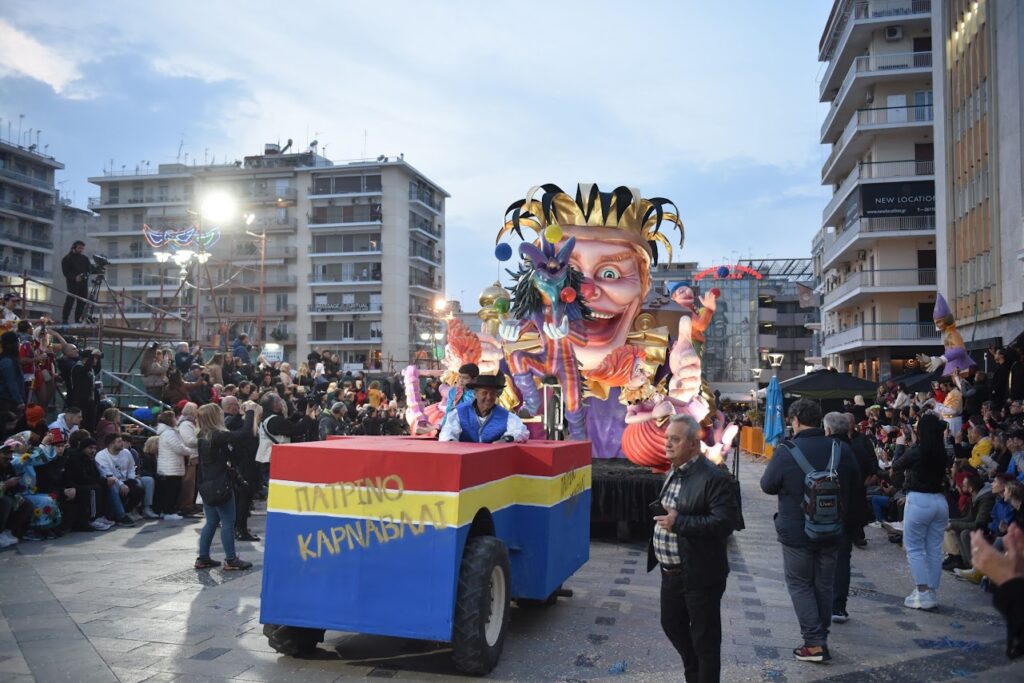 ΠΑΤΡΑ: 50.000 στη νυχτερινή παρέλαση! ΕΣΠΑΣΕ ΟΛΑ ΤΑ ΡΕΚΟΡ - ΔΕΙΤΕ ΝΕΕΣ ΦΩΤΟ