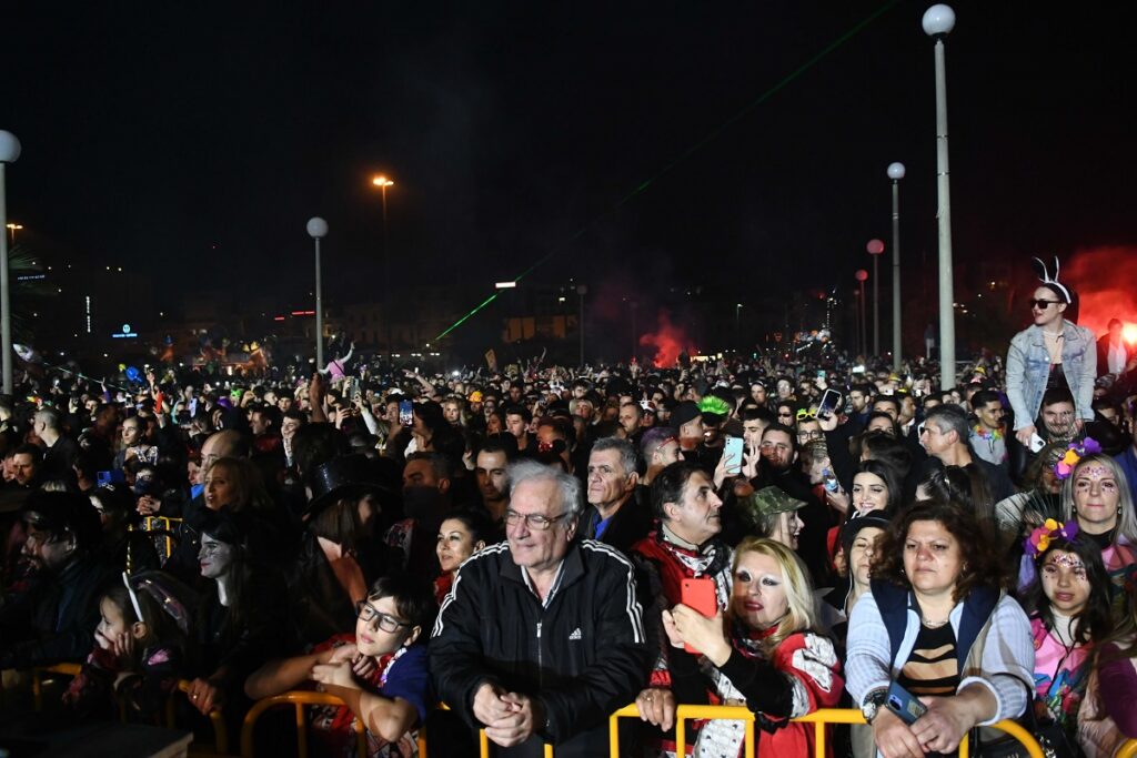 ΔΕΙΤΕ ΔΕΚΑΔΕΣ ΦΩΤΟ: Πέρασε στην ιστορία το Πατρινό Καρναβάλι 2023 με μια φαντασμαγορική τελετή λήξης