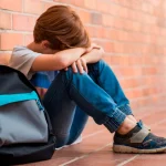 Μαθητής Γυμνασίου έδειρε, έγδυσε και άφησε γυμνό συμμαθητή του στη μέση του δρόμου