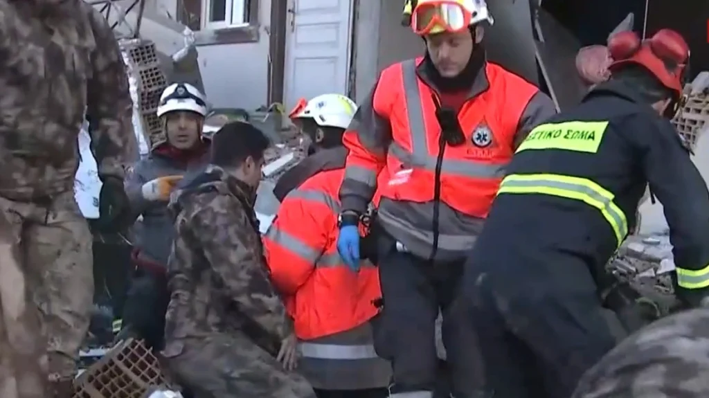 Σεισμός στην Τουρκία: Η ελληνική ΕΜΑΚ απεγκλώβισε 50χρονο από τα συντρίμμια - Δείτε βίντεο