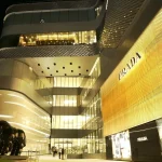 H ιστορία της Prada: H αριστερή κληρονόμος που μετέτρεψε ένα μικρό μαγαζί σε αυτοκρατορία της μόδας