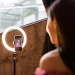 Το τέλος των influencers; Τι είναι η τάση του de-influencing που σαρώνει στα social media