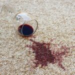 Πώς να αφαιρέσετε έναν δύσκολο λεκέ από χαλί – Το καθαριστικό που μπορείτε να φτιάξετε στην κουζίνα σας