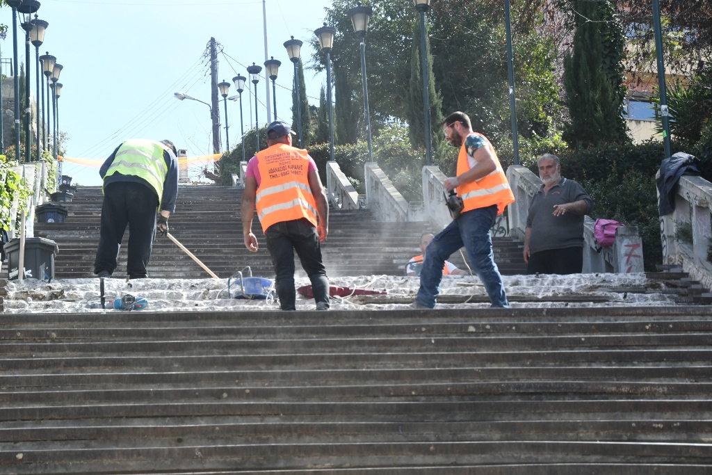 ΠΑΤΡΑ - ΔΕΙΤΕ ΦΩΤΟ: Ξεκίνησε η ανάπλαση στις σκάλες Αγίου Νικολάου