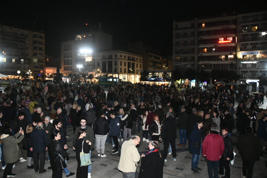 ΠΑΤΡΑ: Θρήνος στην Πλ. Γεωργίου για τους νεκρούς των Τεμπών - ΦΩΤΟ