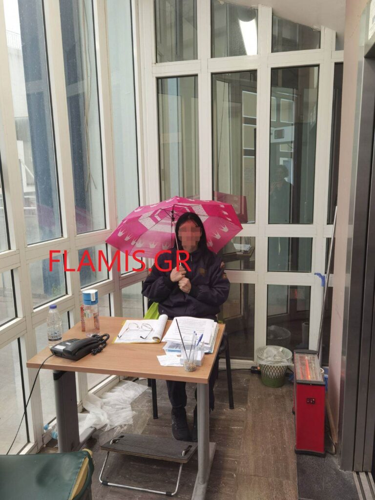 ΑΧΑΪΑ: Βάρδια σε δημόσια υπηρεσία... με ομπρέλα, γιατί ήταν τρύπια η στέγη - ΦΩΤΟ