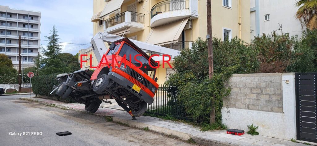 ΘΡΙΛΕΡ ΠΙΣΩ ΑΠΟ ΤΟ ΝΟΣΟΚΟΜΕΙΟ "ΑΓΙΟΣ ΑΝΔΡΕΑΣ"! Εγειρε γερανός! Εργάτης έπεσε από το καλάθι στο έδαφος - ΦΩΤΟ