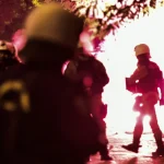 Άγνωστοι πέταξαν πέτρες και μολότοφ σε αστυνομικούς έξω από το Πολυτεχνείο