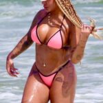 Η αδερφή του Neymar, Rafaella Santos με μπικίνι στην παραλία Barra da Tijuca