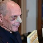 Βαρουφάκης: Μου επέβαλε η Δανάη να κυκλοφορώ πλέον με τους αστυνομικούς μου μετά την επίθεση