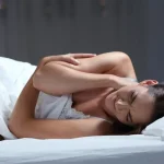 Γιατί πονάμε περισσότερο το βράδυ; Τέσσερα tips για καλύτερο ύπνο