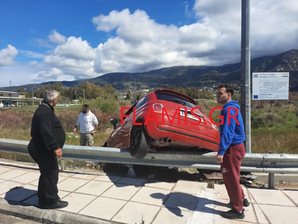 ΘΡΙΛΕΡ ΜΕ ΙΧ ΣΤΟΝ ΓΛΑΥΚΟ! Το μαύρο Audi τον ανάγκασε να φύγει από το δρόμο και να "καβαλήσει" κιγκλιδώματα