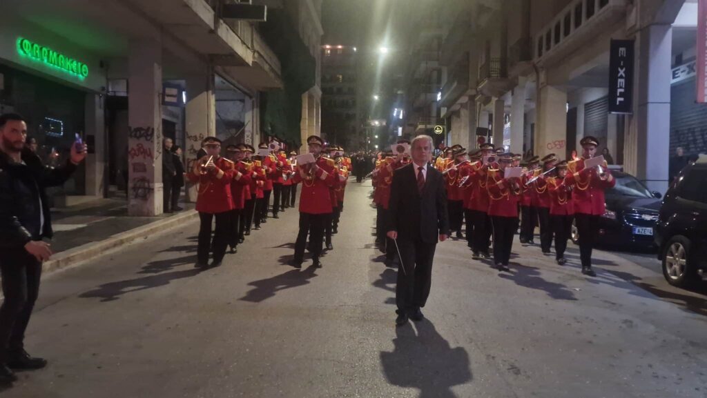 ΠΑΤΡΑ: ΔΕΙΤΕ ΦΩΤΟ: Πλήθος πιστών στους επιταφίους - Χιλιάδες στις περιφορές