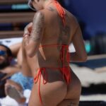 Η Κουβανή τραγουδίστρια Malu Trevejo με πορτοκαλί μπικίνι στην παραλία του Miami