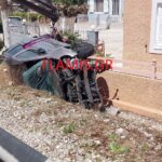 ΣΟΚΑΡΙΣΤΙΚΟ ΤΡΟΧΑΙΟ ΣΤΗΝ ΠΑΤΡΩΝ-ΠΥΡΓΟΥ: ΙΧ με τρεις επιβάτες "καρφώθηκε" σε μάντρα σπιτιού- ΦΩΤΟ