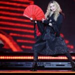 Madonna: «Ανέβασε» στο Instagram βίντεο να γλείφει μια κιθάρα