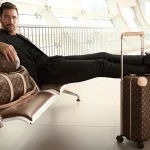 Με τον Μέσι στη νέα της διαφήμιση «απαντά» η Louis Vuitton στους διαδηλωτές που εισέβαλαν στα γραφεία της