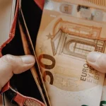 Δώρο Πάσχα 2023: Γιατί δεν είναι πάντα μισός μισθός – Ποιοι δικαιούνται περισσότερο και ποιοι λιγότερο