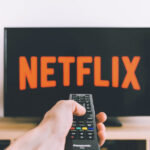 Netflix: Πάει πίσω η χρέωση για την κοινή χρήση κωδικών