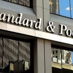 «Ραντεβού» με τη Standard & Poor’s – Τα σενάρια για την επενδυτική βαθμίδα και ο σκόπελος των εκλογών
