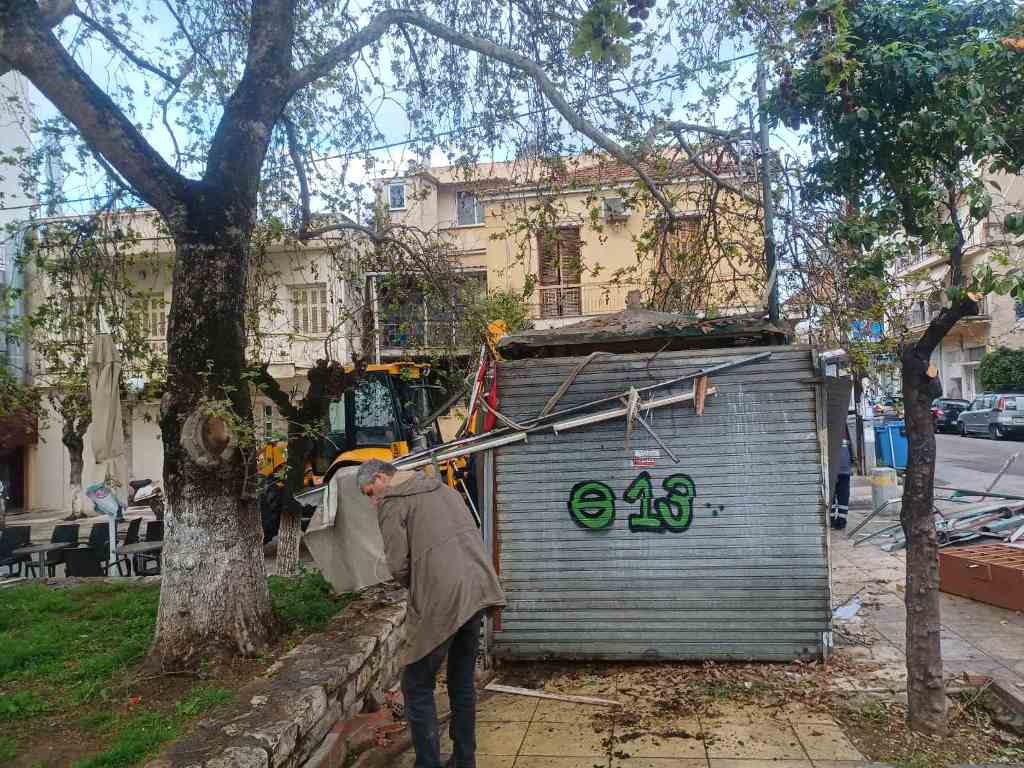 ΠΑΤΡΑ: Ο Δήμος απομάκρυνε άλλα δύο περίπτερα