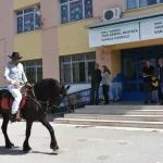 Ο... κορυφαίος Τούρκος ψηφοφόρος: Πήγε στην κάλπη με άλογο και ντυμένος καουμπόι - Δείτε βίντεο