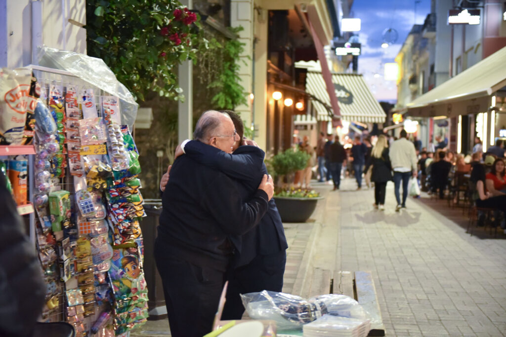 ΘΕΜΗΣ ΜΠΑΚΑΣ: Αποδέκτης εγκαρδιότητας και θερμών χαιρετισμών έγινε ο υποψήφιος βουλευτής Αχαϊας του ΣΥΡΙΖΑ-ΠΣ στο κέντρο της Πάτρας   