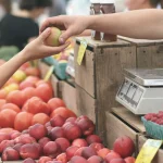 Έρευνα EY: Τι πιστεύουν οι Έλληνες καταναλωτές για την ακρίβεια – Πού κάνουν περικοπές