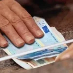 ΕΚΤ: Επιμένουν οι Έλληνες να πληρώνουν με μετρητά