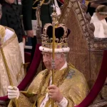 «God Save the King» - Ο βασιλιάς Κάρολος φέρει το στέμμα του Αγίου Εδουάρδου