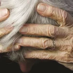 37χρονος κλωτσούσε και τραβούσε από τα μαλλιά την ηλικιωμένη μητέρα του