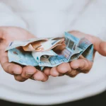 Μπαράζ πληρωμών από την Πέμπτη: Πότε καταβάλλονται οι συντάξεις – Ποιοι θα λάβουν αναδρομικά για το επίδομα παιδιού