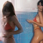 Έμιλι Ραταϊκόφσκι: Κάνει ντουζ με το μαγιό της
