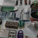 Αιγιάλεια: Δύο συλλήψεις για διακίνηση ναρκωτικών - Η Αστυνομία "ξετρύπωσε" χασίς, δενδρύλλια κάνναβης, φυσίγγια & μαχαίρια