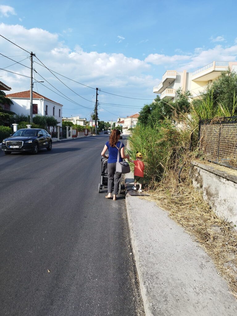 ΠΑΤΡΑ: Κατέβηκε στο δρόμο με το παιδάκι της… λόγω εμποδίων στο πεζοδρόμιο!