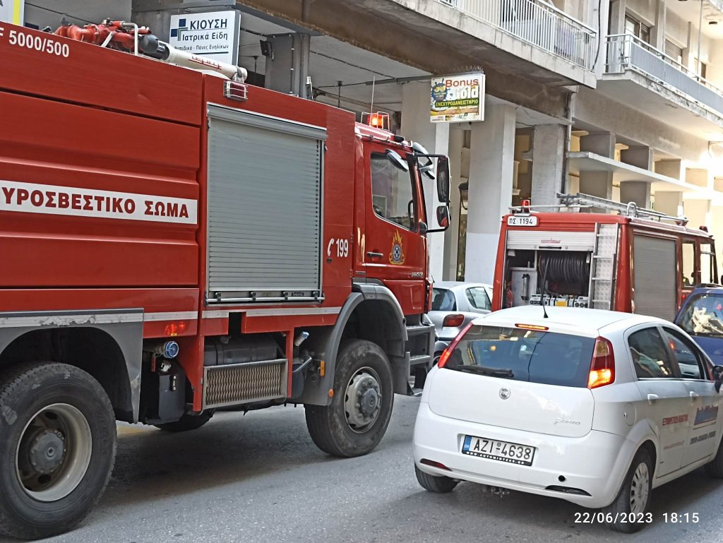 ΔΕΙΤΕ ΦΩΤΟ - ΤΩΡΑ: Κινητοποίηση της Πυροσβεστικής για φωτιά στο κέντρο της Πάτρας