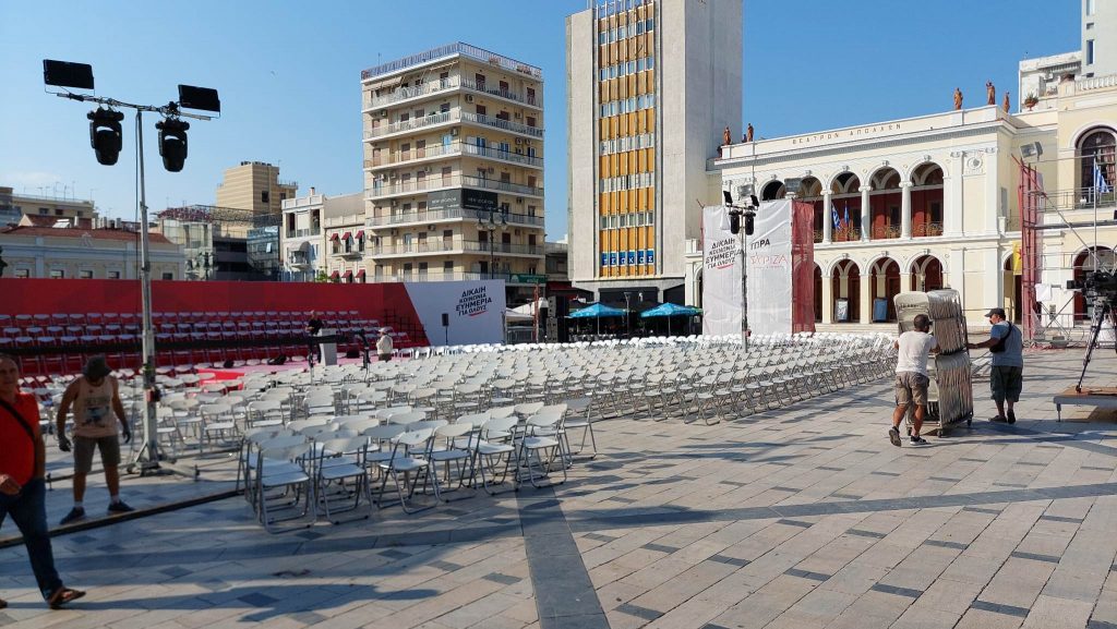 ΣΥΓΚΕΝΤΡΩΣΗ ΤΣΙΠΡΑ ΣΤΗΝ ΠΑΤΡΑ: Η Πλατεία ήταν άδεια από κόσμο... και γεμάτη καρέκλες..! ΦΩΤΟ ΑΠΟ ΨΗΛΑ