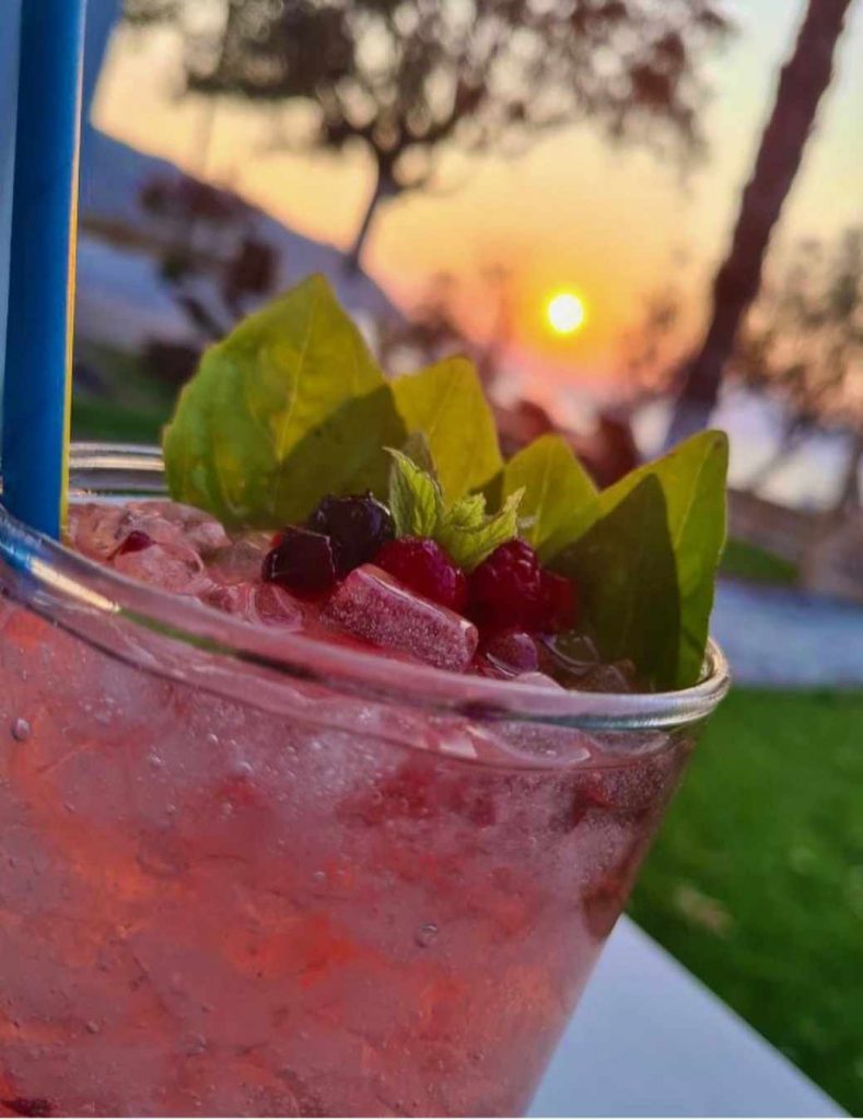 ΠΑΤΡΑ: Βρήκαμε το πιο cool beach bar για το μπάνιο σας! Πολύ κοντά στην Πάτρα - ΦΩΤΟ