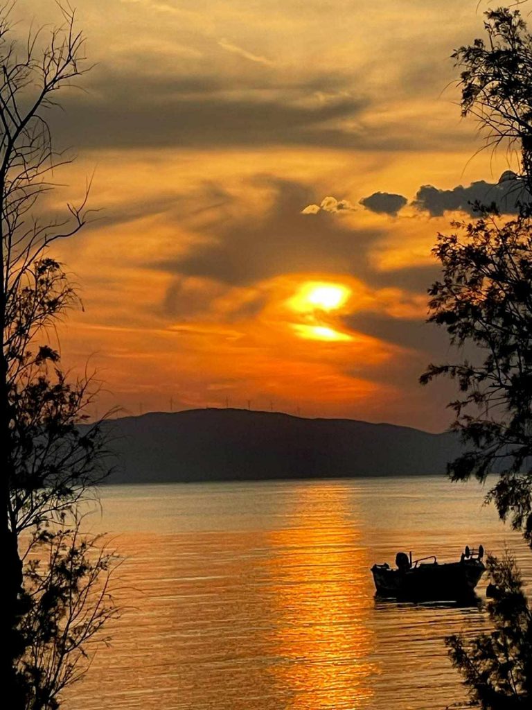 ΠΑΤΡΑ: Βρήκαμε το πιο cool beach bar για το μπάνιο σας! Πολύ κοντά στην Πάτρα - ΦΩΤΟ