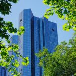 Deutsche Bank: Βλέπει ανάπτυξη 2,4% στην Ελλάδα φέτος – Υποβαθμίσεις για Ευρωζώνη