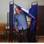 Μαζί με την κόρη του ψήφισε ο Βαρουφάκης – «Όσοι προεξόφλησαν την εξαφάνιση του ΜέΡΑ25 απόψε θα πάρουν την απάντησή τους»