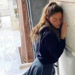 Μαρία Μενούνος: Γονάτισε μπροστά στον τάφο του Αγίου Νεκταρίου στην Αίγινα - «Τον άκουσα» περιγράφει