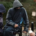 Συμμορία «απήγαγε», ξυλοκόπησε και λήστεψε 20χρονο