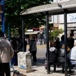 Χυδαία επίθεση διαζευγμένης στη... δήθεν ερωμένη του άντρα της μπροστά σε 40 άτομα σε στάση λεωφορείου!