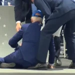 ΗΠΑ: Ατύχημα για τον Τζο Μπάιντεν - Σκόνταψε και έπεσε κατά τη διάρκεια εκδήλωσης