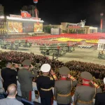 Βόρεια Κορέα: Ο Κιμ Γιονγκ Ουν παρακολουθεί στρατιωτική παρέλαση με νέους βαλλιστικούς πυράυλους και drone