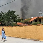 Φωτιά - Λουτράκι: 1 χλμ. πάνω από την εθνική η φωτιά - Διάσπαρτα «καντηλάκια» στη Σαρωνίδα