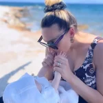Ιωάννα Μαλέσκου: Με τη δύο μηνών κόρη της στην παραλία - Δείτε τις φωτογραφίες