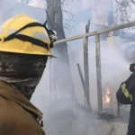 Φωτιά στο Σαρωνικό: Τραυματίστηκαν τρεις εθελοντές πυροσβέστες