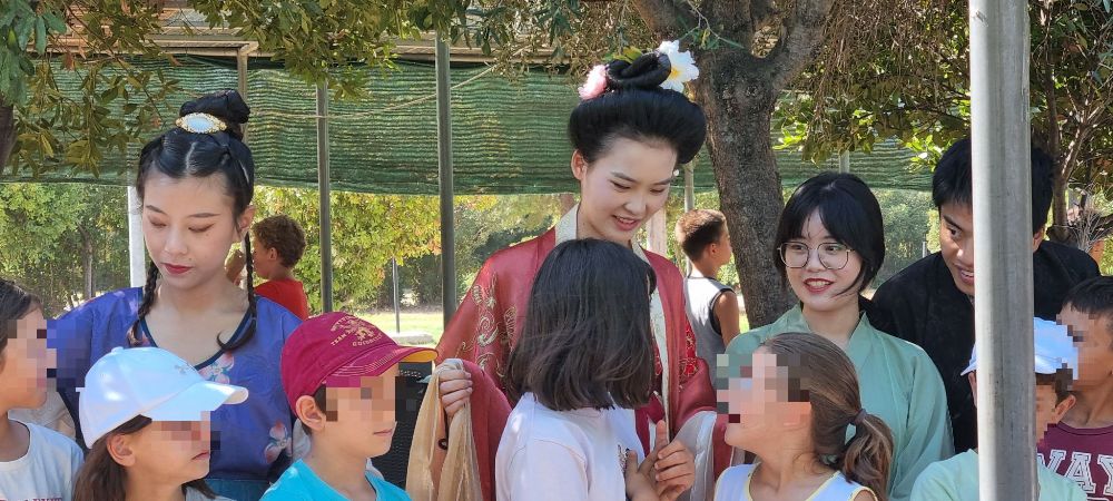 Πάτρα - Φώτο: Τριάντα κινέζοι φοιτητές συναντήθηκαν με τα παιδιά που συμμετέχουν στις κατασκηνώσεις του Δήμου 